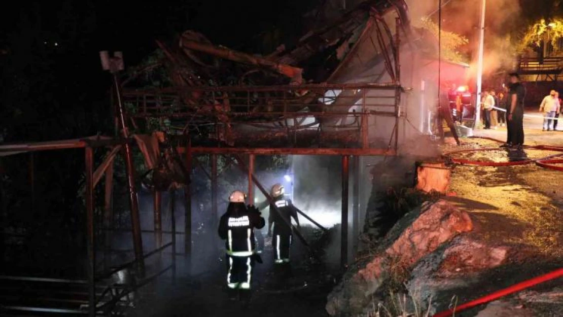 Alevlere teslim olan restoran küle döndü