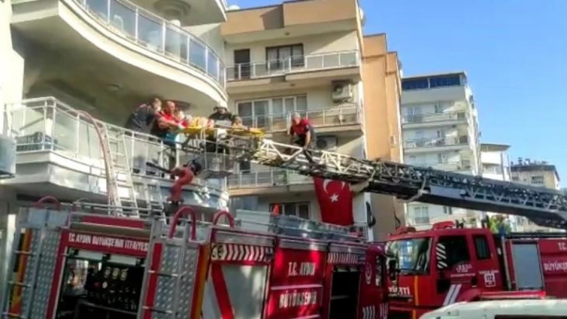 Alevlerin arasında kaldı, balkondan sedyeyle kurtarıldı