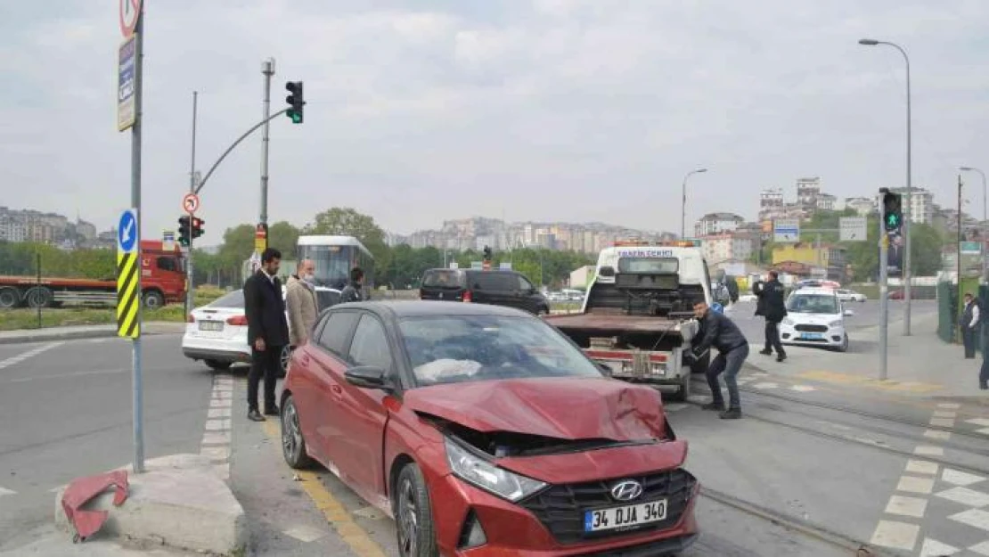 Alibeyköy'de tramvay ile otomobil çarpıştı