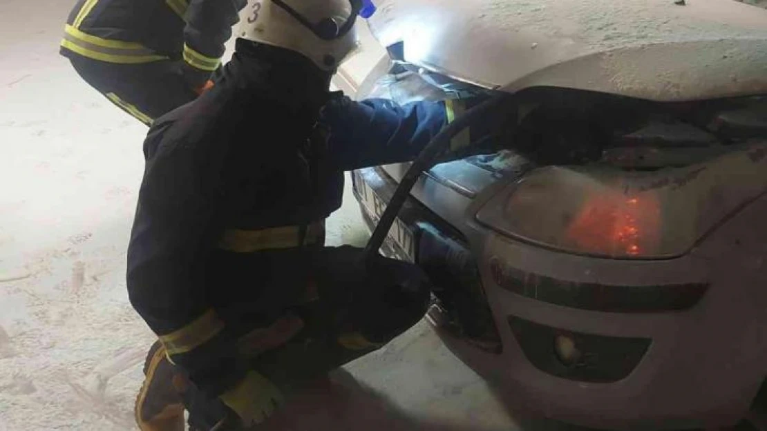 Alışveriş merkezinin otoparkında korkutan yangın