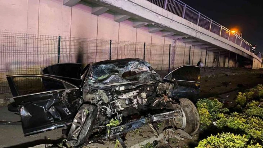 Alkollü halde kullandığı otomobili ile köprü demirlerini kırarak aşağı uçtu: 3 yaralı