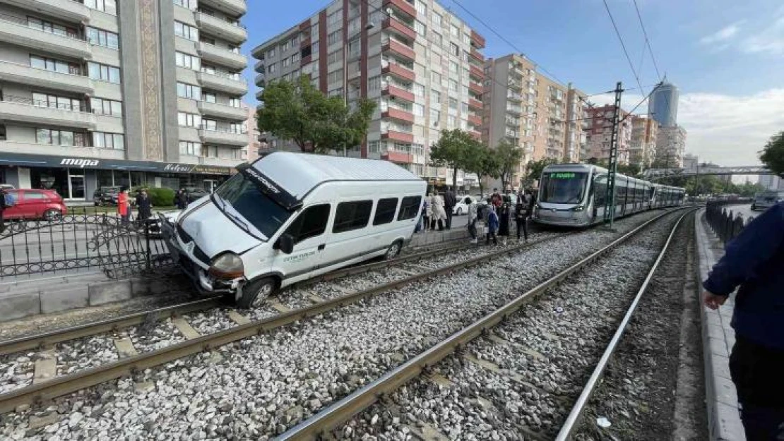 Alkollü sürücü minibüsle tramvay yoluna girdi