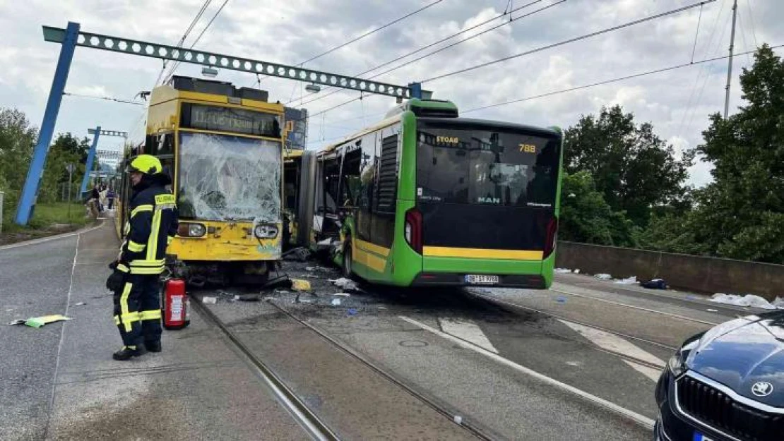 Almanya'da otobüsle tramvay çarpıştı