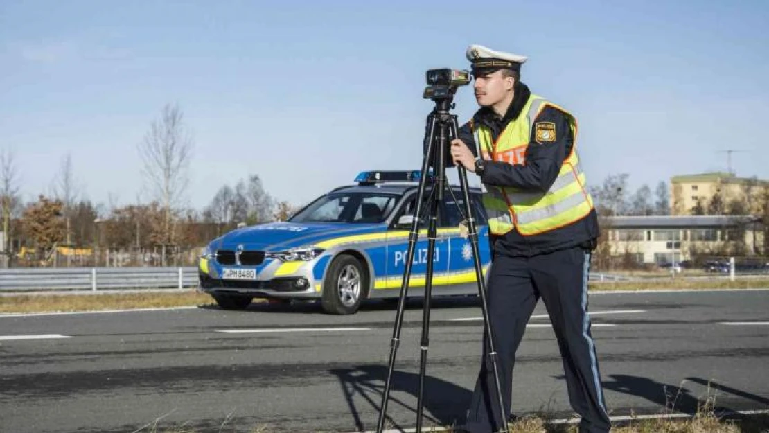 Almanya'da polise el hareketi yapan sürücüye 5 bin Euro para cezası