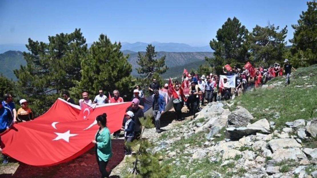 Amanoslar'ın zirvesi Keldaz Dağı'nda İstiklal Marşı'nı okudular