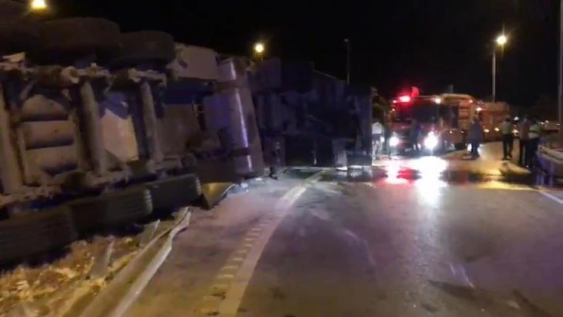 Amasya'da devrilen tırın sürücüsü hayatını kaybetti