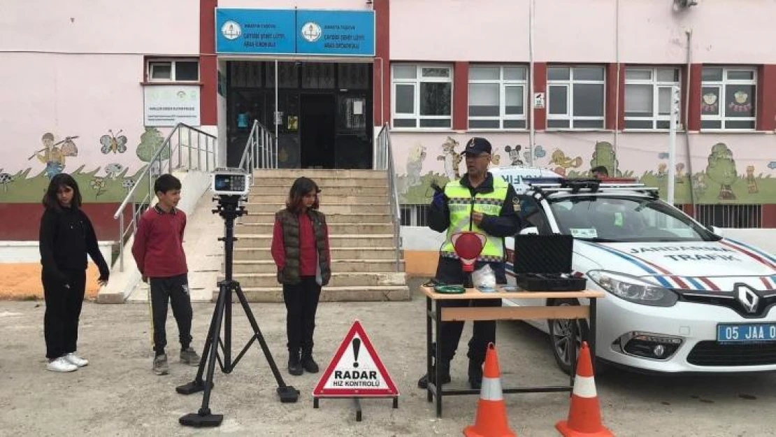 Amasya'da jandarma, kırsalda yaşayan öğrencilere trafik eğitimi verdi