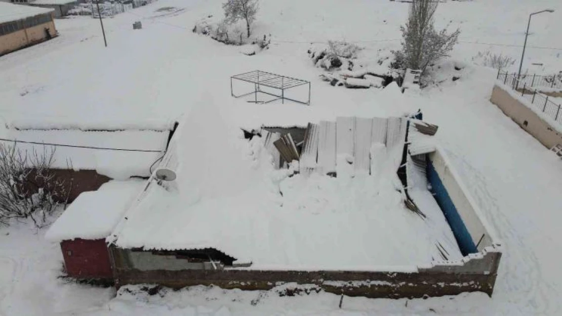 Amasya'da karın ağırlığına dayanamayan iş yerinin çatısı çöktü