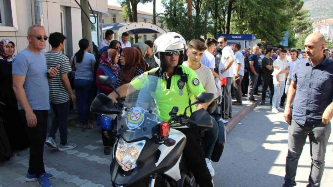 Amasya'da kimliğini unutan öğrencileri YKS'ye motosikletli polis yetiştirdi