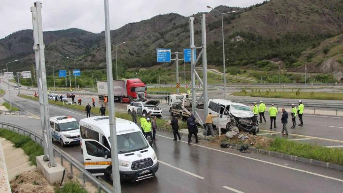 Amasya'da minibüs yol kenarındaki pikaba çarptı: 2 ölü, 6 yaralı