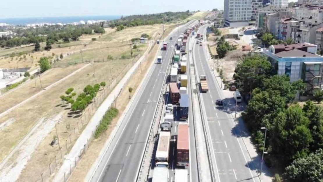 Ambarlı Liman yolunda bayram öncesi oluşan tır kuyruğu, dron ile havadan görüntülendi