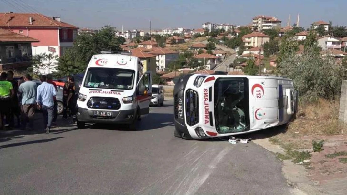 Ambulans ile otomobil çarpıştı: 3'ü sağlıkçı, 4 yaralı