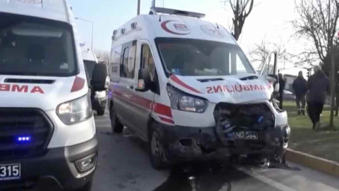 Ambulansla hafif ticari araç çarpıştı: 5 yaralı