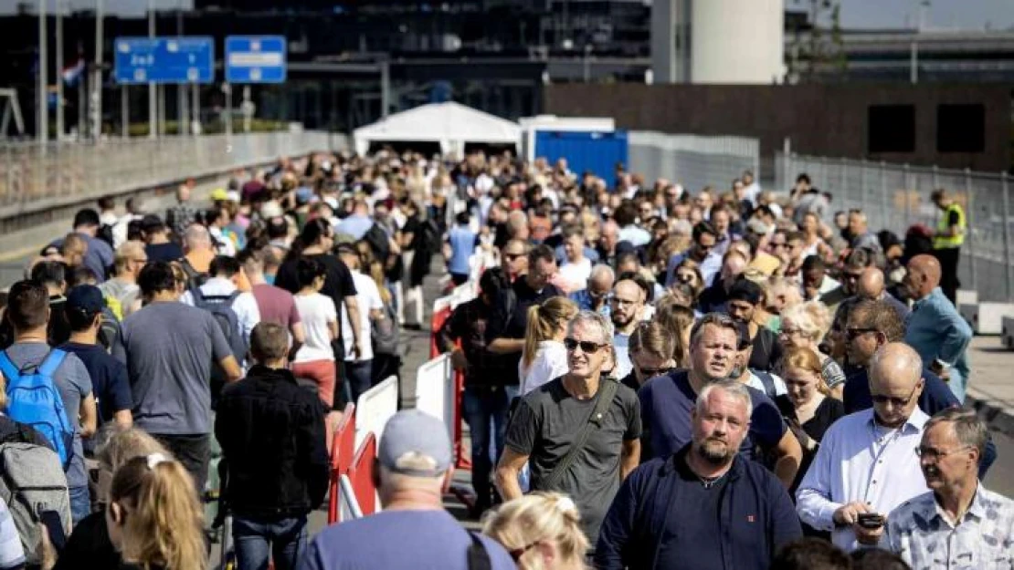 Amsterdam'da havalimanındaki personel eksikliği nedeniyle uçuşlar iptal ediliyor