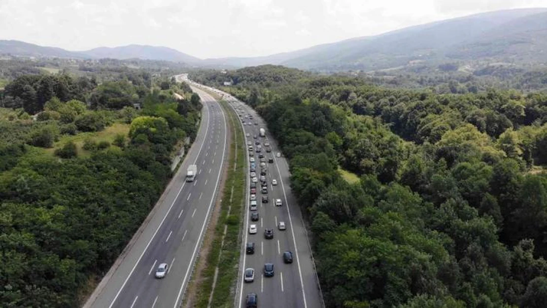 Anadolu Otoyolu'nda tatilci yoğunluğu trafiği durma noktasına getirdi