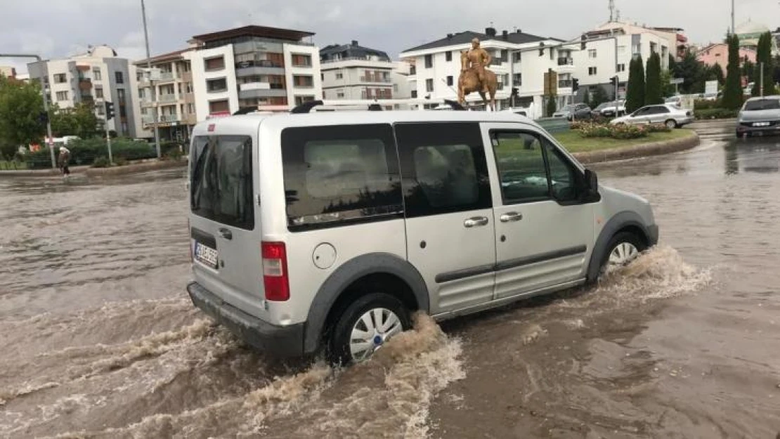 Aniden bastıran sağanak yağış günlük hayatı adeta felç etti