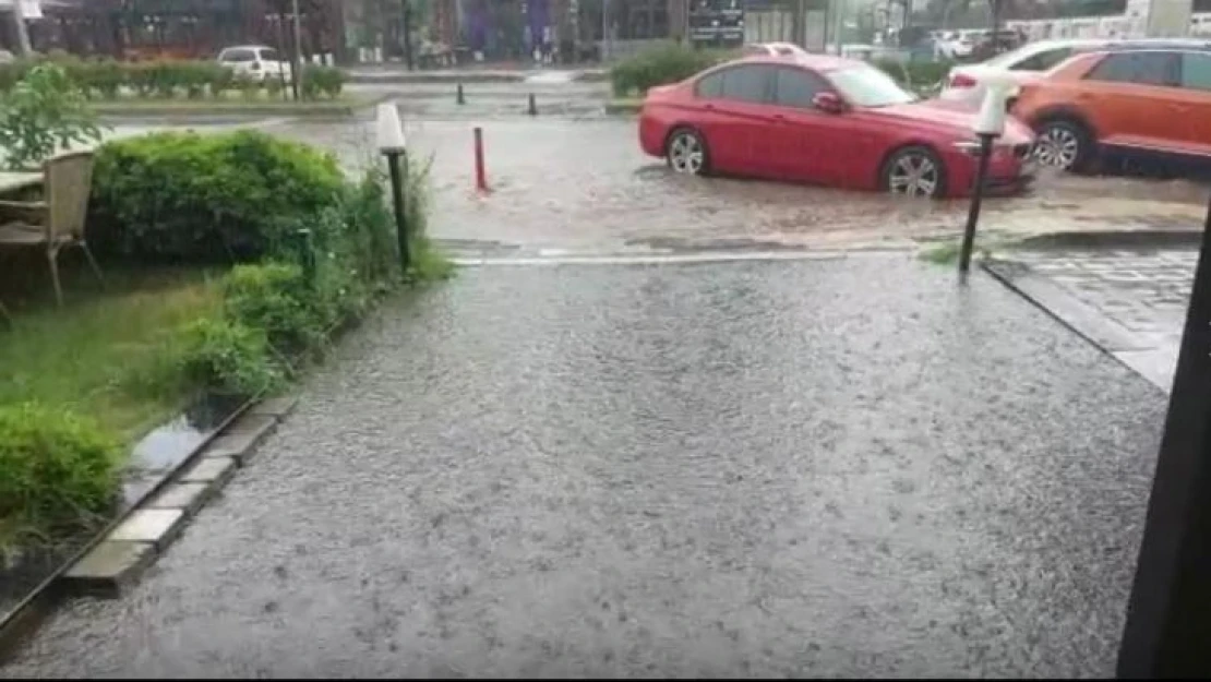 Aniden bastıran sağanak yolları göle çevirdi