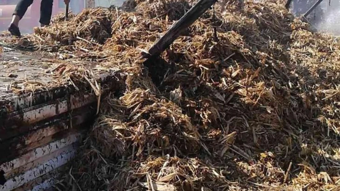 Anız ateşi seyir halindeki tıra sıçradı, onlarca saman balyası kül oldu