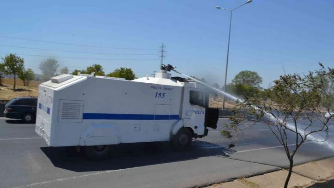 Anız yangınına müdahale eden itfaiyeye polis TOMA'sı da destek verdi