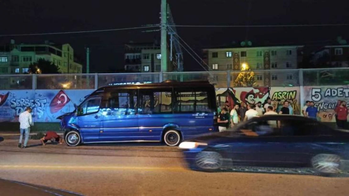 Ankara'da dolmuş ile hafif ticari araç kafa kafaya çarpıştı: 2 yaralı