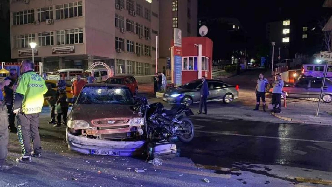 Ankara'da motosiklet otomobile ok gibi saplandı: 2 yaralı