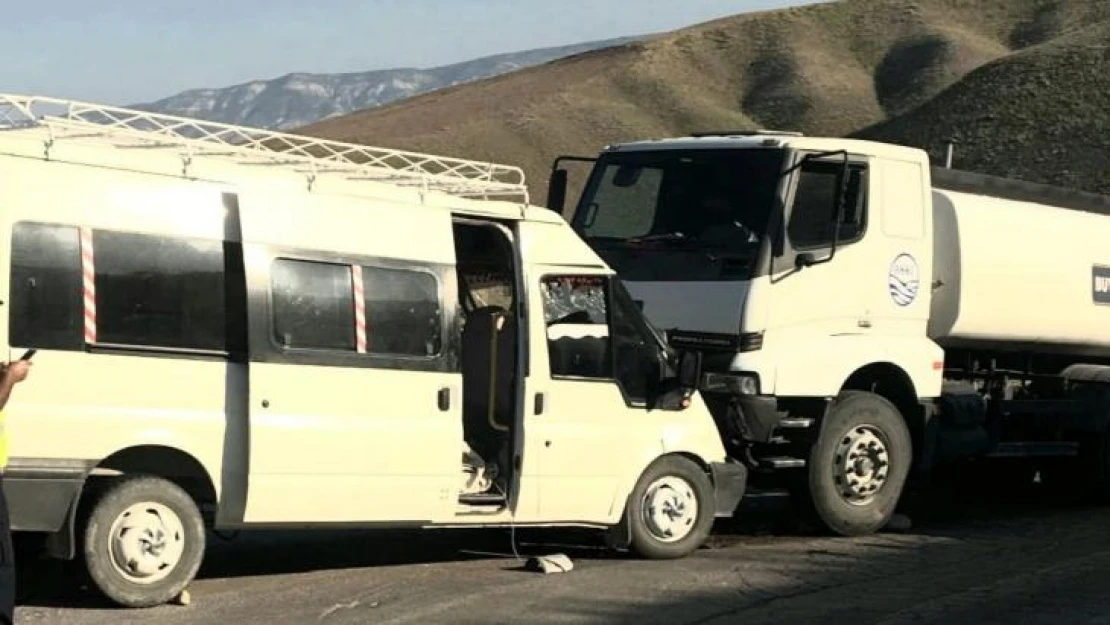 Ankara'da tarım işçilerini taşıyan minibüs su tankeri ile çarpıştı: 8 yaralı