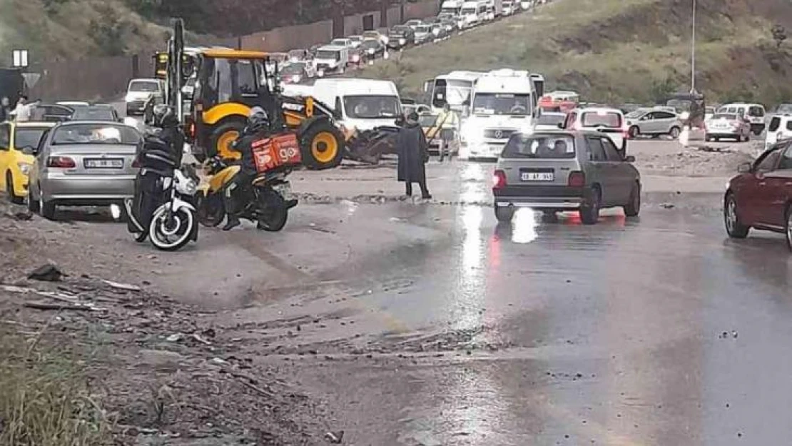 Ankara'da yağış sonrası oluşan göletler sürücülere zor anlar yaşattı