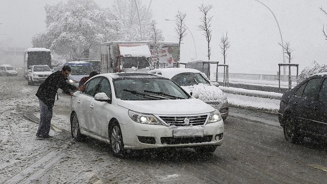 Ankara'da yağan kar trafikte aksamalara neden oldu