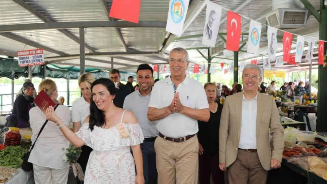 Annelerinin tezgah açtığı pazarda nikah kıydırdılar