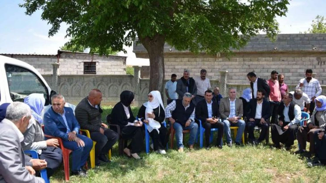 Annesi vefat eden ünlü türkücüye başkan desteği