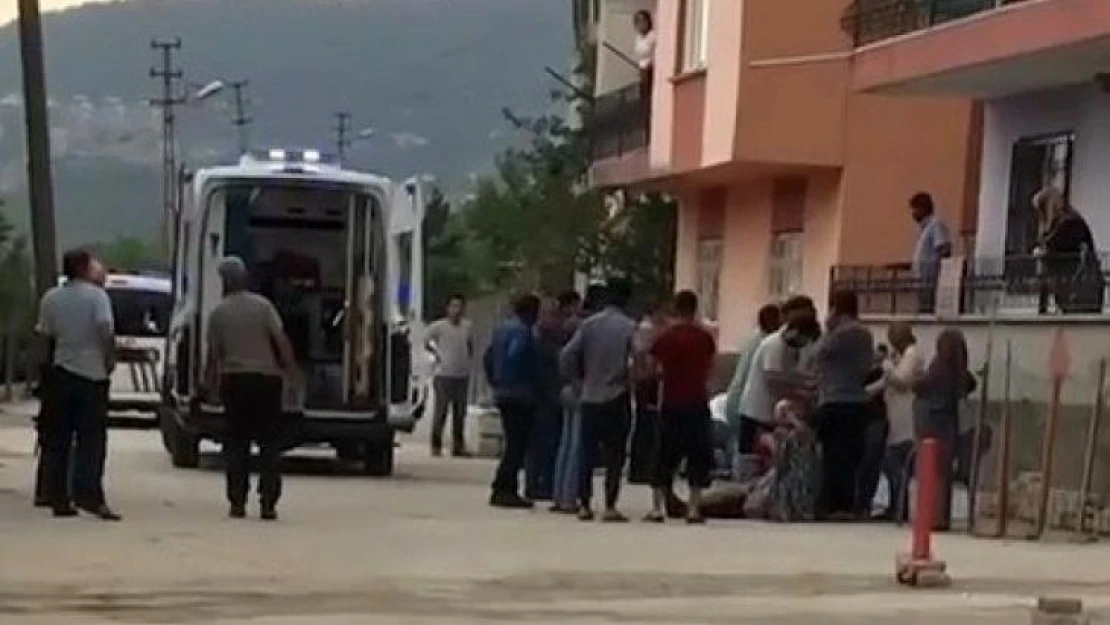 Annesiyle tartışan babasını öldürdü, komşunu yaraladı