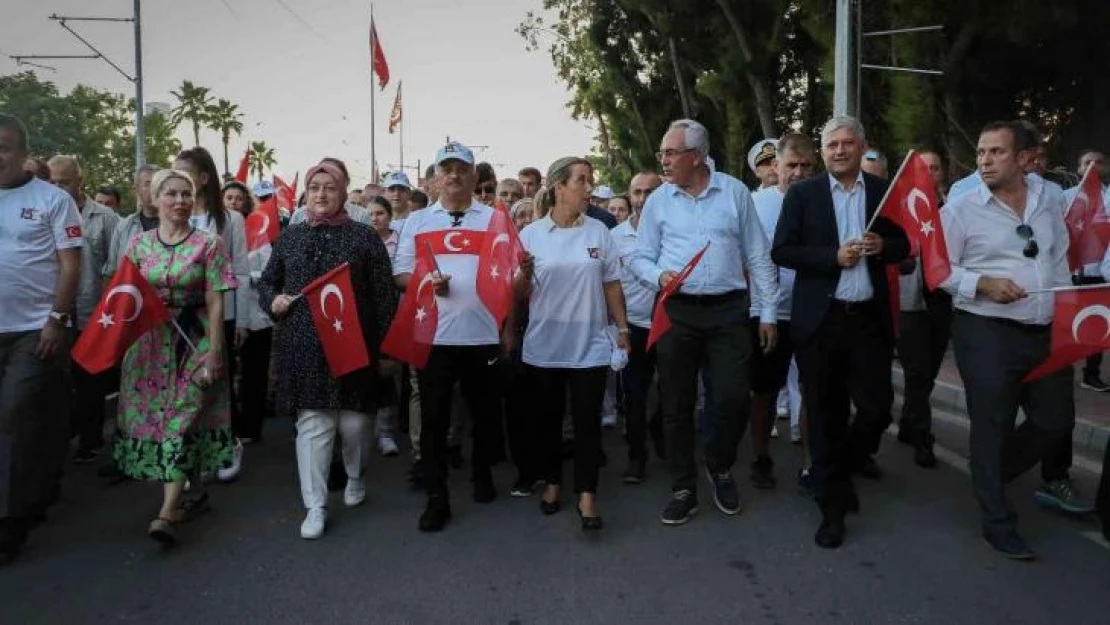 Antalya 15 Temmuz'da tek yürek olup, şehitlerini andı