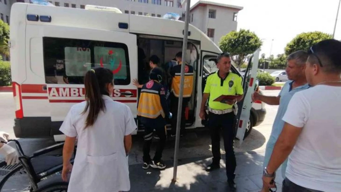 Antalya'da 12 yaşındaki bisikletli çocuk minibüs çarpması sonucu yaralandı