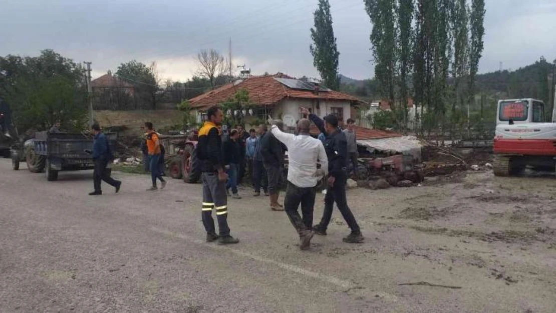 Antalya'da 2 mahallede sağanak yağış sonrası su baskınları oluştu