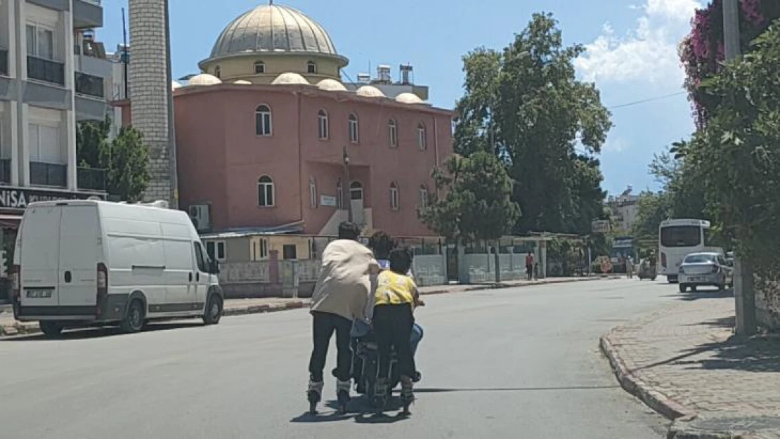 Antalya'da 2'si patenli, 5 çocuğun trafikteki tehlikeli yolculuğu