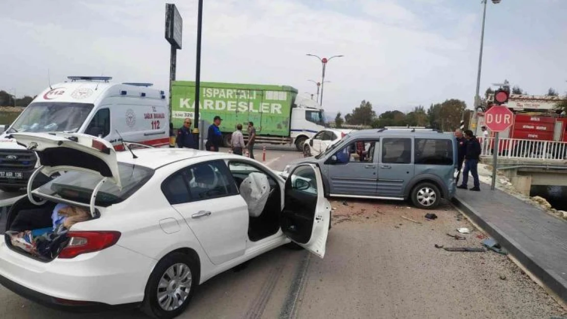 Antalya'da 4 aracın karıştığı zincirleme kazada 5 kişi yaralandı