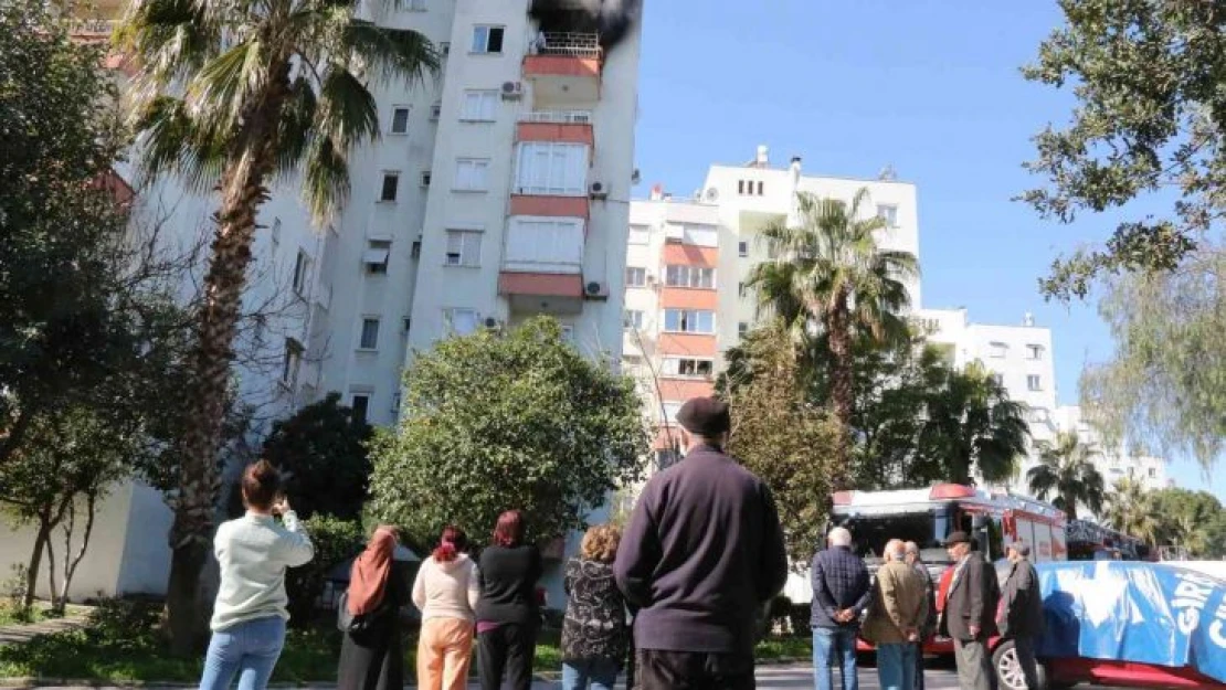 Antalya'da 8 katlı binada yangın paniği