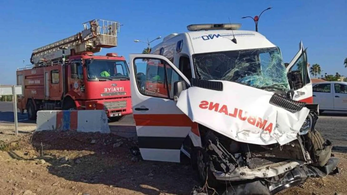 Antalya'da ambulans ile midibüs çarpıştı: 2 yaralı