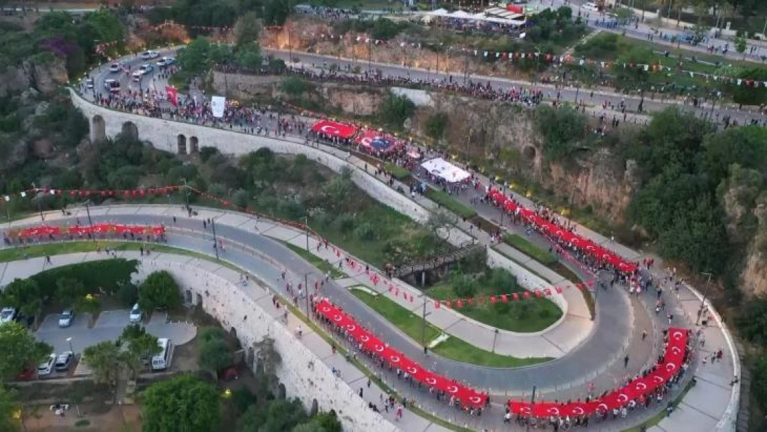 Antalya'da binlerce kişinin Türk bayraklarıyla yürüyüşü havadan görüntülendi