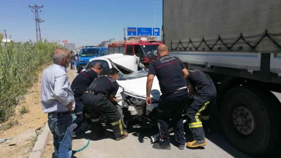 Antalya'da bir kaza diğerini beraberinde getirdi: 2 yaralı