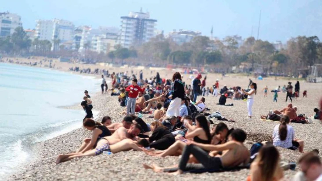 Antalya'da deniz sezonu açıldı, sahilde yoğunluk oluştu