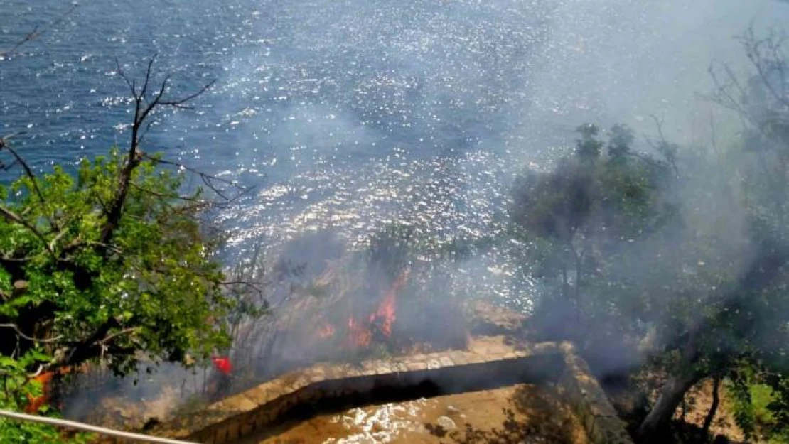 Antalya'da falezlerde çıkan yangın paniğe neden oldu