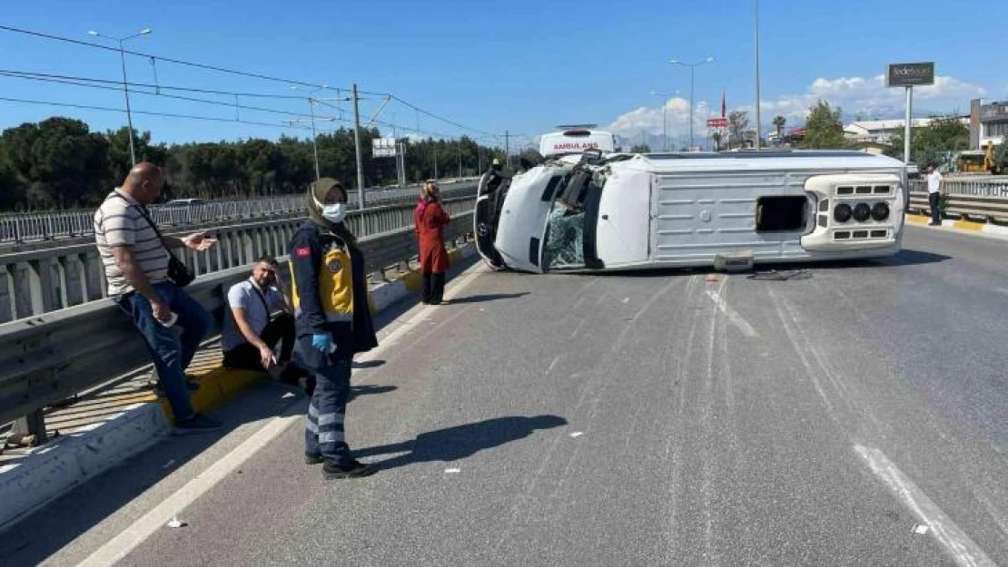 Antalya'da kamyonla çarpışan minibüs yan yattı: 8'i turist 9 yaralı