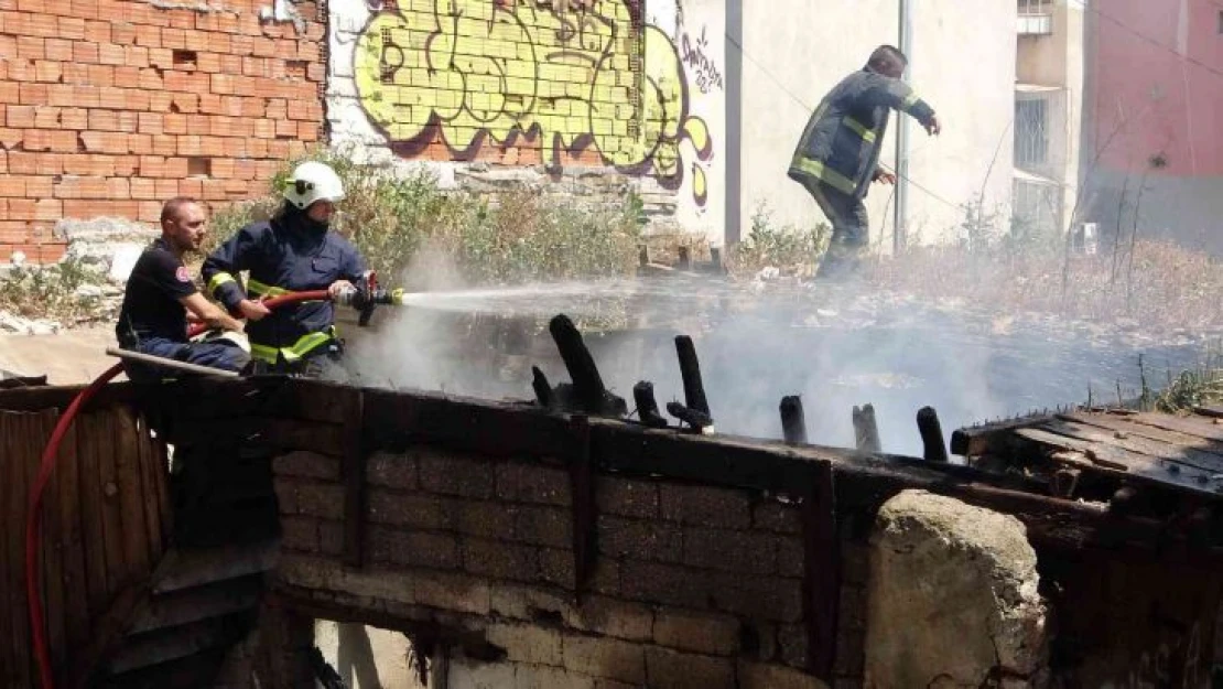 Antalya'da kullanılmayan tarihi yapı yandı, mahalle muhtarı isyan etti