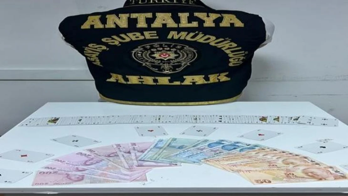 Antalya'da kumar operasyonu: 8 kişiye 14 bin 421 lira ceza