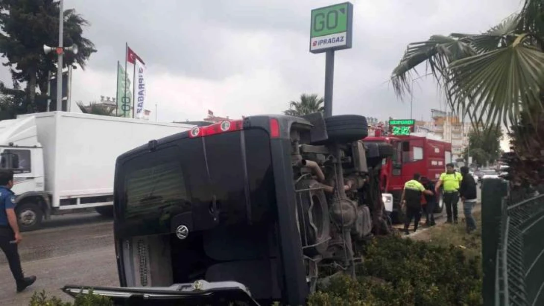 Antalya'da lüks minibüs yoldan çıktı: 1 yaralı