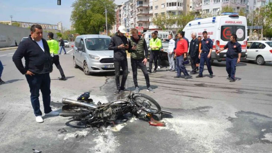 Antalya'da motosiklet ile kamyonet çarpıştı: 2 yaralı