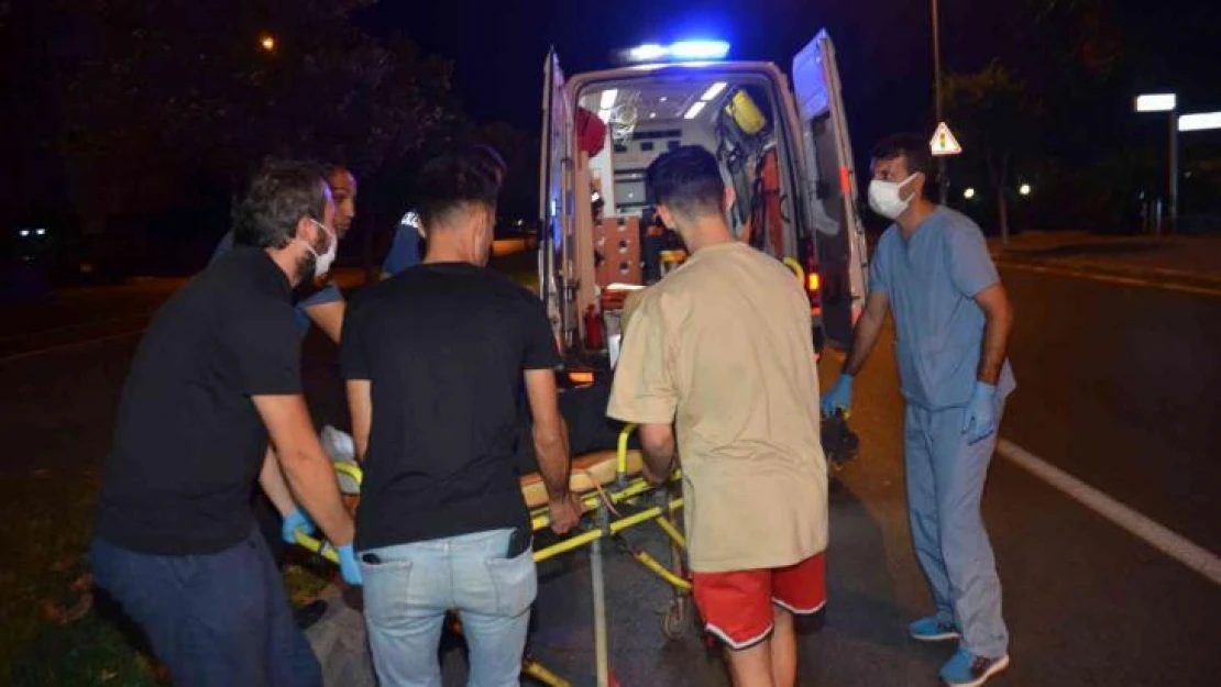 Antalya'da motosiklet orta refüje çarptı: 1 i ağır 2 yaralı