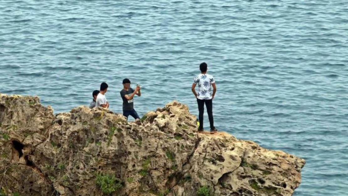 Antalya'da ölüme meydan okuyan bayram pozları