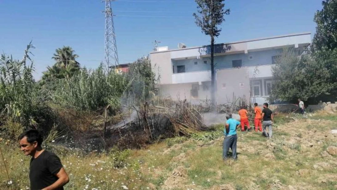 Antalya'da otel lojmanı arkasındaki alanda çıkan yangın büyümeden söndürüldü